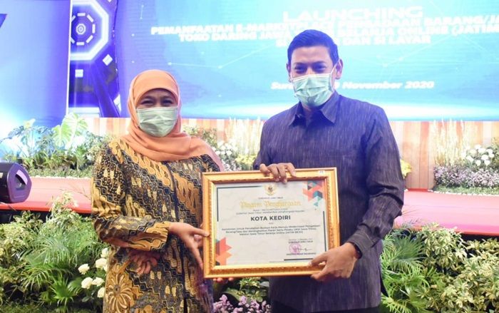 Terima Penghargaan Jatim Bejo, Mas Abu Harap UMKM Kota Kediri Makin Banyak yang Go Digital Terima Penghargaan Jatim Bejo, Mas Abu Harap UMKM Kota Kediri Makin Banyak yang Go Digital
