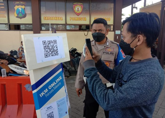 Masuk Mapolresta Sidoarjo Wajib Gunakan PeduliLindungi Masuk Mapolresta Sidoarjo Wajib Gunakan PeduliLindungi