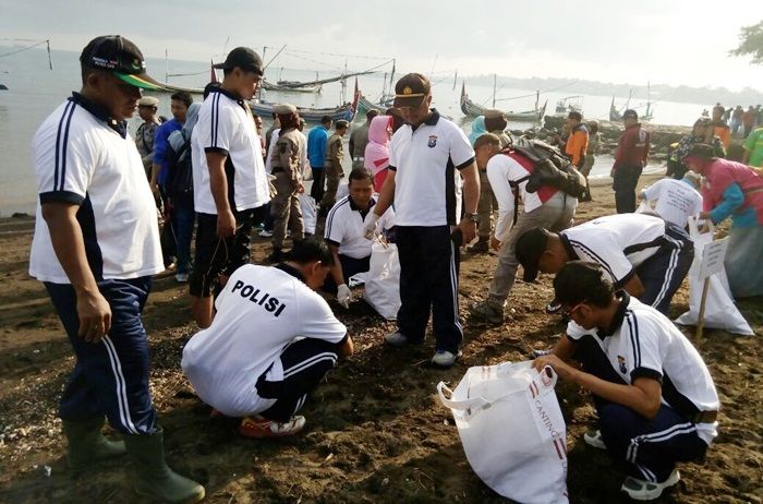 Peringati HPSN 2018, DLH Situbondo Punguti Sampah di Pantai