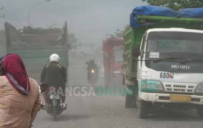 Awas, Debu Akibat Jalan Rusak Betoyo-Pecuk Manyar Gresik Bisa Sebabkan ISPA Awas, Debu Akibat Jalan Rusak Betoyo-Pecuk Manyar Gresik Bisa Sebabkan ISPA