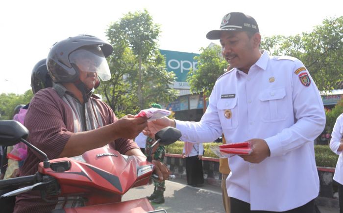 Bupati Ngawi Turun ke Jalan Bagikan Bendera Merah Putih Bupati Ngawi Turun ke Jalan Bagikan Bendera Merah Putih
