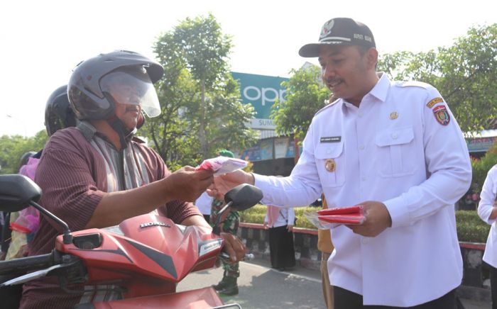 Bupati Ngawi Turun ke Jalan Bagikan Bendera Merah Putih