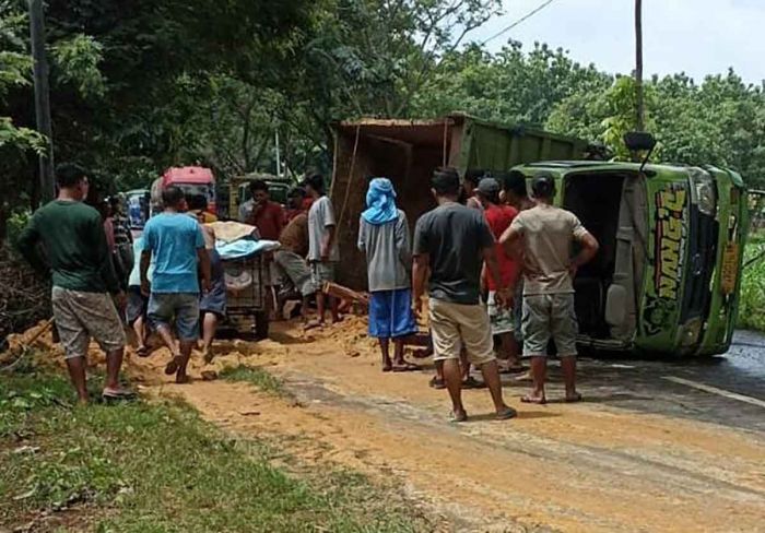 Kaget Didahului Motor, Dump Truk Bermuatan Pasir di Tuban Terguling