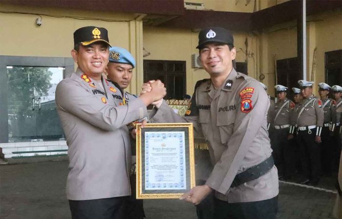 Kapolres Probolinggo Beri Penghargaan untuk 4 Anggota Berprestasi Kapolres Probolinggo Beri Penghargaan untuk 4 Anggota Berprestasi