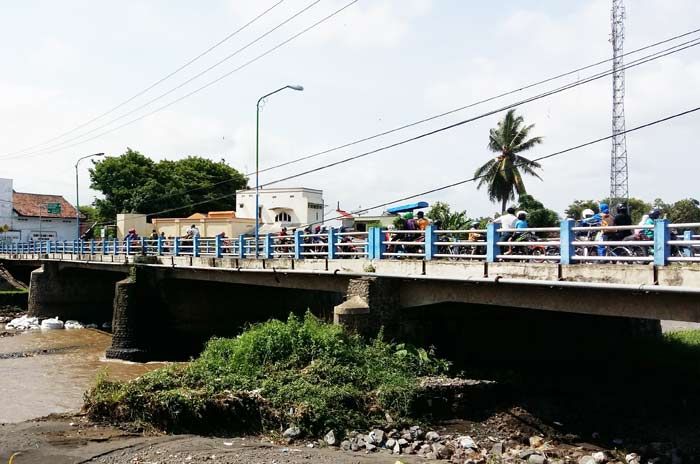 Sedimen Tergerus Banjir Hingga 1 Meter, Jembatan Gambiran di Lumajang Terancam Ambruk Sedimen Tergerus Banjir Hingga 1 Meter, Jembatan Gambiran di Lumajang Terancam Ambruk
