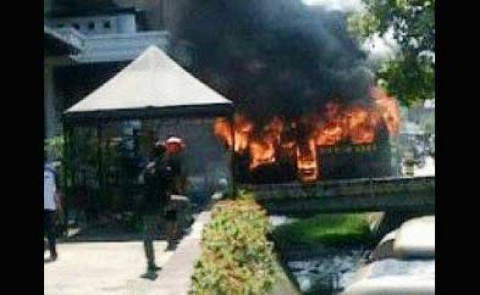 Mobil Dinas Milik Makodim 0801 Pacitan Terbakar Mobil Dinas Milik Makodim 0801 Pacitan Terbakar