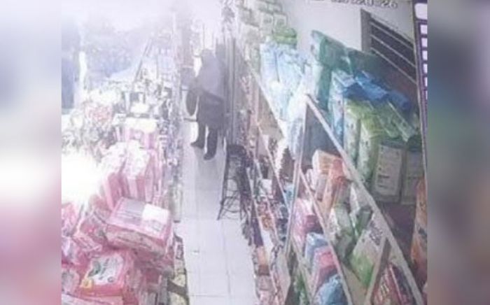 Ibu RT di Mojokerto Terekam CCTV Saat Mencuri di Toko Sembako