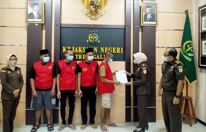 Kejari Trenggalek Hentikan Tuntutan Hukum kepada 4 Pelaku Kekerasan Terhadap Anak, ini Alasannya Kejari Trenggalek Hentikan Tuntutan Hukum kepada 4 Pelaku Kekerasan Terhadap Anak, ini Alasannya