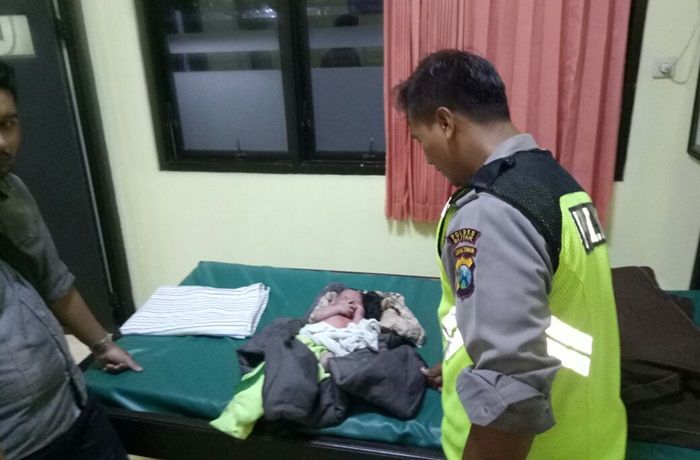 2 Anggota Polsek Lodoyo Timur Bantu Kelahiran ODGJ di Hutan Blitar