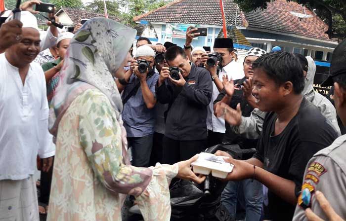 Berbaur dengan Masyarakat, Bupati Tantri Bagikan Ribuan Takjil Berbaur dengan Masyarakat, Bupati Tantri Bagikan Ribuan Takjil