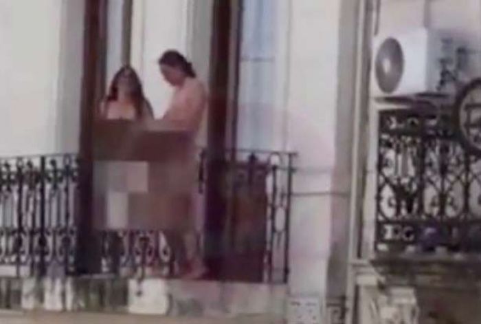 Asyik, Tiap Akhir Pekan Bisa Lihat Orang Ngeseks di Salah Satu Balkon di Kota Buenor Aires