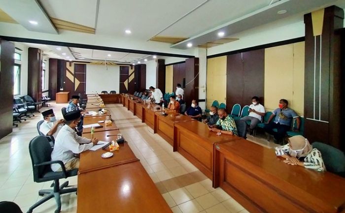 Pertanyakan Keterlambatan Ratusan Proyek, Pelbagai LSM Audiensi dengan Komisi III DPRD Pasuruan Pertanyakan Keterlambatan Ratusan Proyek, Pelbagai LSM Audiensi dengan Komisi III DPRD Pasuruan