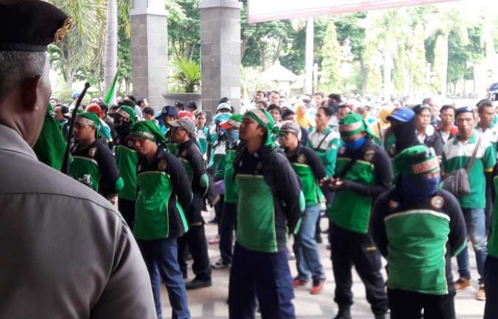 Tak Terima UMK 2017 Rp 3,2 Juta, Buruh di Gresik Kembali Demo Pemkab Tak Terima UMK 2017 Rp 3,2 Juta, Buruh di Gresik Kembali Demo Pemkab