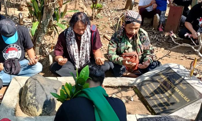 Komunitas Pencinta Sejarah di Kediri Gelar Doa Bersama di Makam Pahlawan Nasional Tan Malaka Komunitas Pencinta Sejarah di Kediri Gelar Doa Bersama di Makam Pahlawan Nasional Tan Malaka