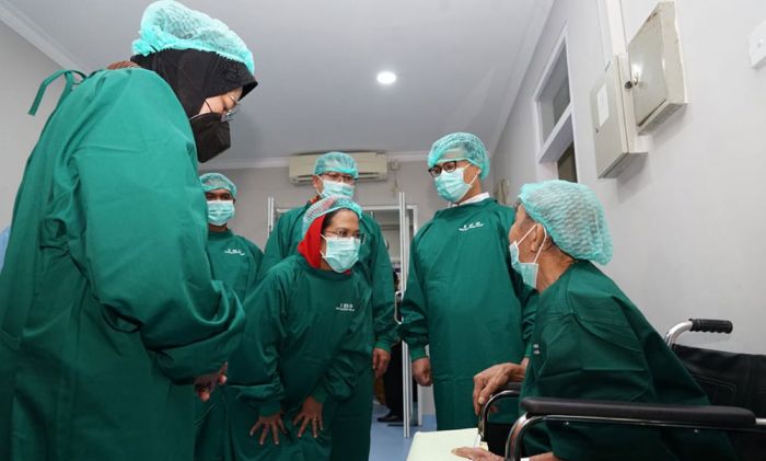Mensos Risma Tinjau Bakti Sosial Operasi Katarak di RSUD Kanjuruhan Mensos Risma Tinjau Bakti Sosial Operasi Katarak di RSUD Kanjuruhan