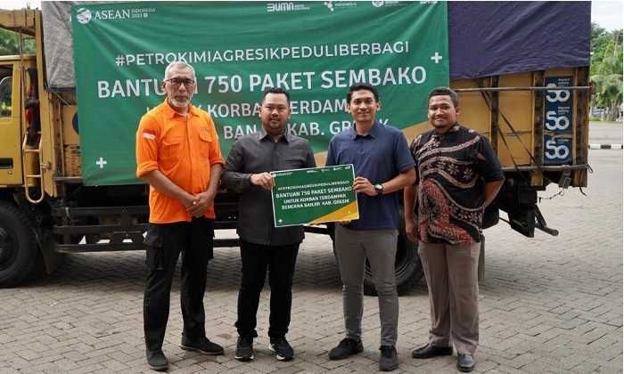 Petrokimia Gresik Bantu 750 Paket Sembako untuk Korban Banjir Luapan Kali Lamong