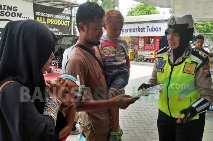 Polwan di Tuban Blusukan ke Tempat Perbelanjaan, Imbau Warga tak Khawatir Isu Penculikan Anak Polwan di Tuban Blusukan ke Tempat Perbelanjaan, Imbau Warga tak Khawatir Isu Penculikan Anak