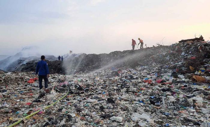 Cegah Kebakaran, TPA Randegan Digerojok Ribuan Liter Air Cegah Kebakaran, TPA Randegan Digerojok Ribuan Liter Air