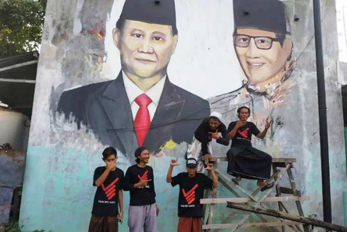 Unjuk Bakat Seni, Relawan di Tuban Lukis Gambar Prabowo-Sandi di Dinding Rumah Warga