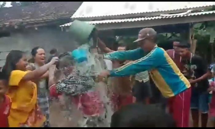 Pulang Karantina, Seorang ODP Covid-19 di Probolinggo Disambut Letusan Kembang Api dan Tepung