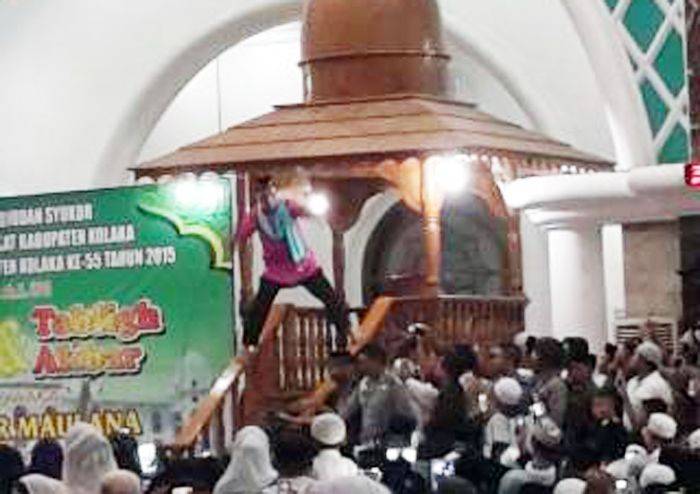 Akrobat Ustadz Maulana di Atas Mimbar Disesalkan Para Netizen Akrobat Ustadz Maulana di Atas Mimbar Disesalkan Para Netizen