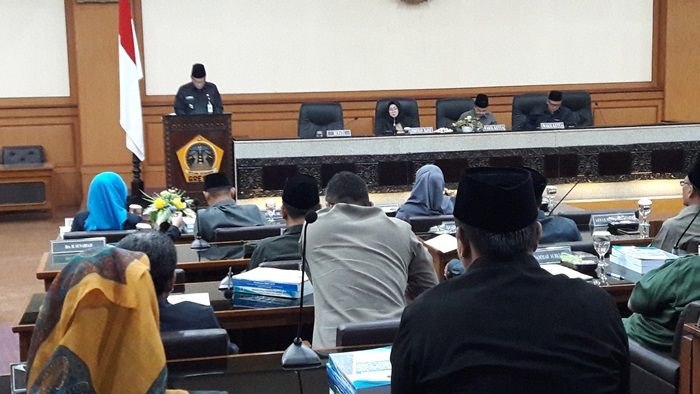Selalu Gagal, Bupati Gresik Desak ULP Lelang Kilat Pengadaan Kain Seragam Gratis untuk Siswa Selalu Gagal, Bupati Gresik Desak ULP Lelang Kilat Pengadaan Kain Seragam Gratis untuk Siswa