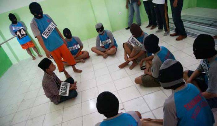 Rekonstruksi Pengeroyokan Santri Rejoso Jombang, 13 Tersangka Peragakan 94 Adegan Rekonstruksi Pengeroyokan Santri Rejoso Jombang, 13 Tersangka Peragakan 94 Adegan