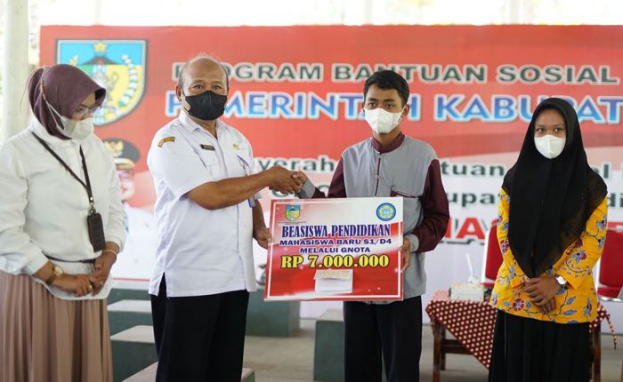 Ratusan Mahasiswa Berprestasi dan Kurang Mampu di Kediri Terima Beasiswa GNOTA