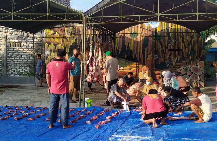Jemaah Masjid Muttaqin Laden Pamekasan Berkurban 3 Ekor Sapi dan 3 Kambing Jemaah Masjid Muttaqin Laden Pamekasan Berkurban 3 Ekor Sapi dan 3 Kambing