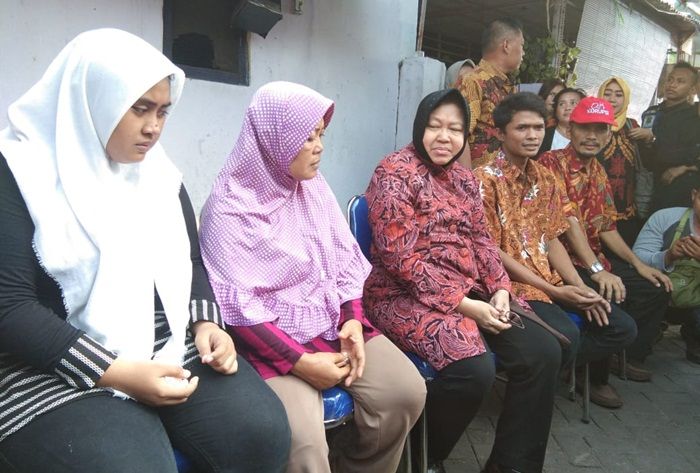 Lanjutkan Takziah, Risma Susuri Gang Sempit di Tambak Arum VII