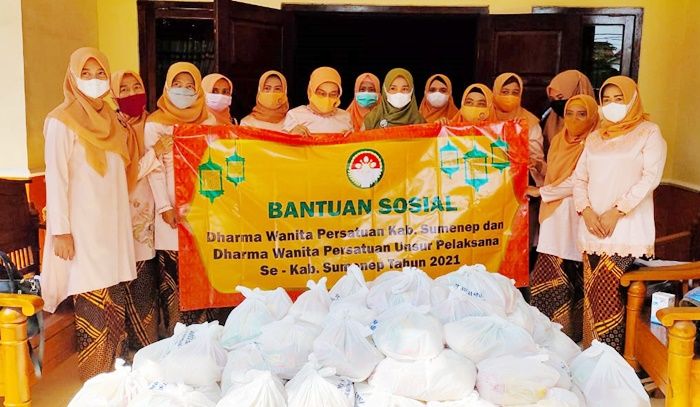 Dharma Wanita Sumenep Bagikan Ratusan Paket Sembako ke Masyarakat Kurang Mampu Dharma Wanita Sumenep Bagikan Ratusan Paket Sembako ke Masyarakat Kurang Mampu