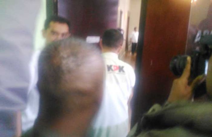 Wawali dan Sekkota Malang Kompak Bungkam Pasca Penggeledahan Kantor Pemkot oleh KPK Wawali dan Sekkota Malang Kompak Bungkam Pasca Penggeledahan Kantor Pemkot oleh KPK