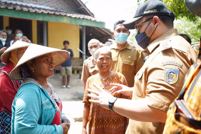 Bupati Kediri Tinjau Sanitasi Warga Bupati Kediri Tinjau Sanitasi Warga