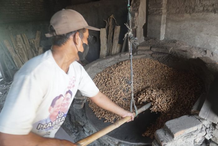 Banjir Pesanan Jelang Lebaran, Perajin Kacang Goreng Pasir Jombang Raup Omzet hingga Rp8 Juta