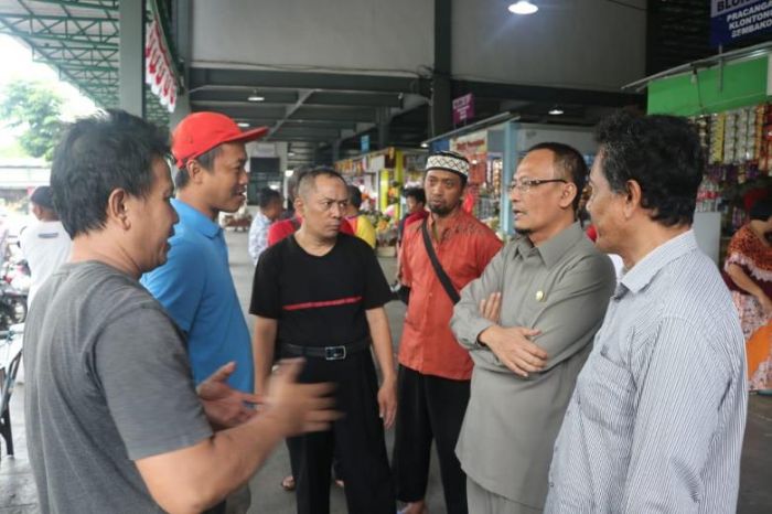 Ketua DPRD Gresik Turun ke Pasar Baru Respon Keluhan Pedagang Ketua DPRD Gresik Turun ke Pasar Baru Respon Keluhan Pedagang