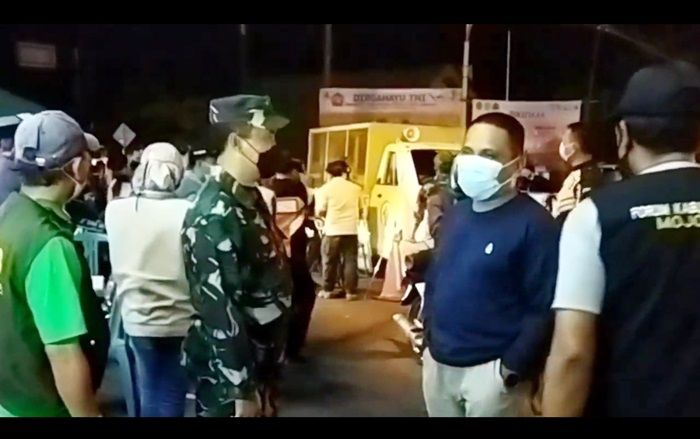 Jaring Pengunjung Tempat Wisata, Kodim Mojokerto Gelar Gebyar Bazar Vaksin Covid-19 di Pacet Jaring Pengunjung Tempat Wisata, Kodim Mojokerto Gelar Gebyar Bazar Vaksin Covid-19 di Pacet