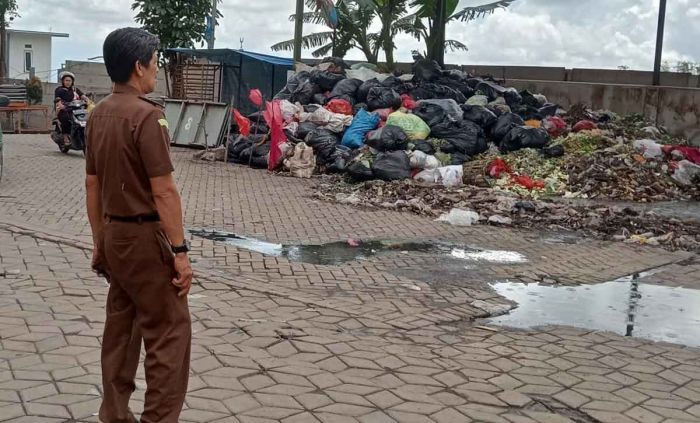Penumpukan Sampah di Pojok Pasar Induk Among Tani Kota Batu dikeluhkan Pedagang dan Pengunjung Penumpukan Sampah di Pojok Pasar Induk Among Tani Kota Batu dikeluhkan Pedagang dan Pengunjung