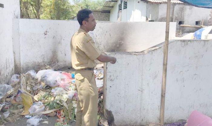 SDN Jember Lor 5 Berdempetan Dengan Pembuangan Sampah Pasar, Siswa Keluhkan Bau Busuk dan Pusing SDN Jember Lor 5 Berdempetan Dengan Pembuangan Sampah Pasar, Siswa Keluhkan Bau Busuk dan Pusing