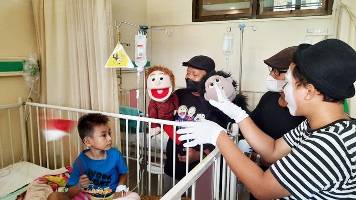 RSUD Tuban Hibur dan Edukasi Pasien Anak-Anak Tentang Kebersihan dan Kesehatan Pakai Boneka RSUD Tuban Hibur dan Edukasi Pasien Anak-Anak Tentang Kebersihan dan Kesehatan Pakai Boneka