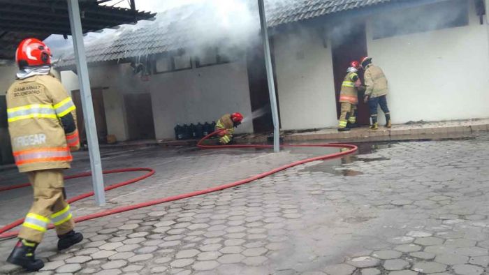 Gudang Bank BTPN Bojonegoro Terbakar, Kerugian Capai Rp60 Juta Gudang Bank BTPN Bojonegoro Terbakar, Kerugian Capai Rp60 Juta