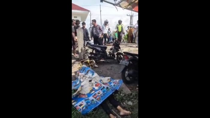 Nekat Abaikan Penjaga Perlintasan, 2 Tewas dan 1 Balita Kritis Usai Tertemper KA Dhoho di Pasuruan Nekat Abaikan Penjaga Perlintasan, 2 Tewas dan 1 Balita Kritis Usai Tertemper KA Dhoho di Pasuruan