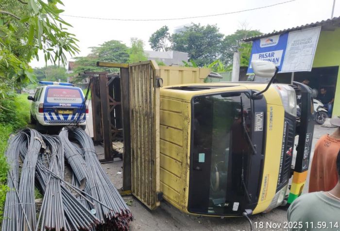 Kelebihan Muatan, Truk Angkut Besi Beton Terguling di Jalan Raya Made Surabaya