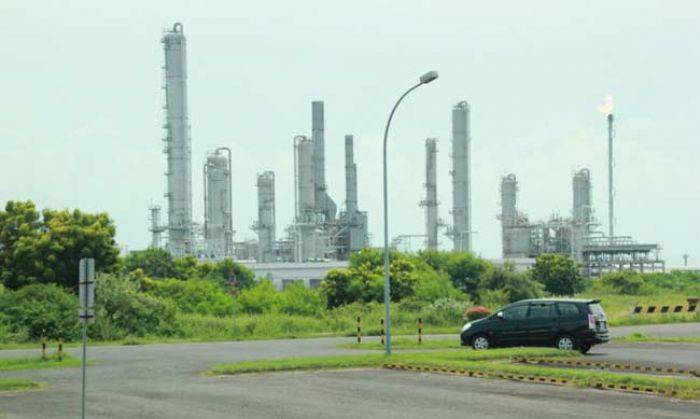 Warga Keluhkan Bau Gas dari Kilang Minyak PT TPPI Warga Keluhkan Bau Gas dari Kilang Minyak PT TPPI