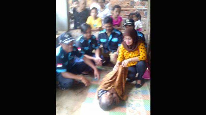 Hidup di Kandang, Nenek Lumpuh di Nganjuk Dievakuasi Hidup di Kandang, Nenek Lumpuh di Nganjuk Dievakuasi