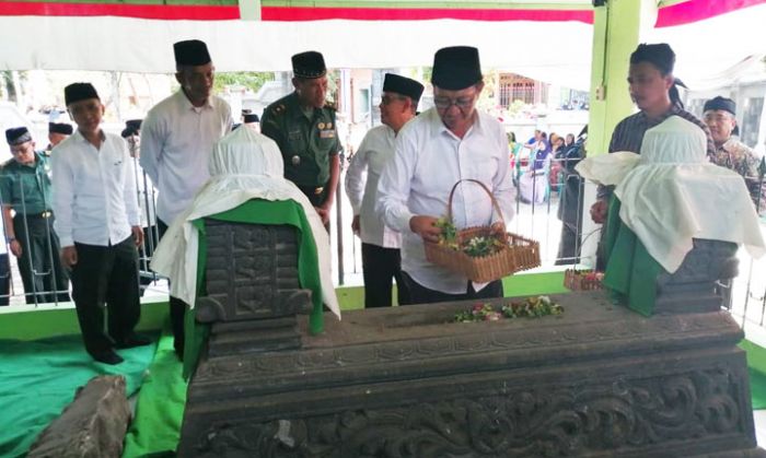 Hari Pahlawan, Bupati Tuban Ziarah ke Makam Leluhur Hari Pahlawan, Bupati Tuban Ziarah ke Makam Leluhur