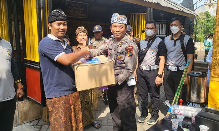 HUT ke-67 Lalu Lintas Bhayangkara, Polantas Polda Jatim Bersihkan Tempat Ibadah dan Beri Bantuan