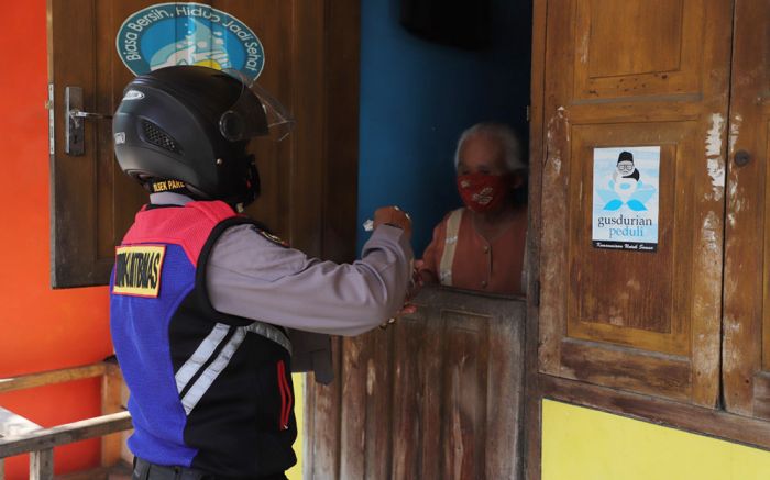 Daging Kurban Dibagikan Door to Door oleh Bhabinkamtibmas Daging Kurban Dibagikan Door to Door oleh Bhabinkamtibmas