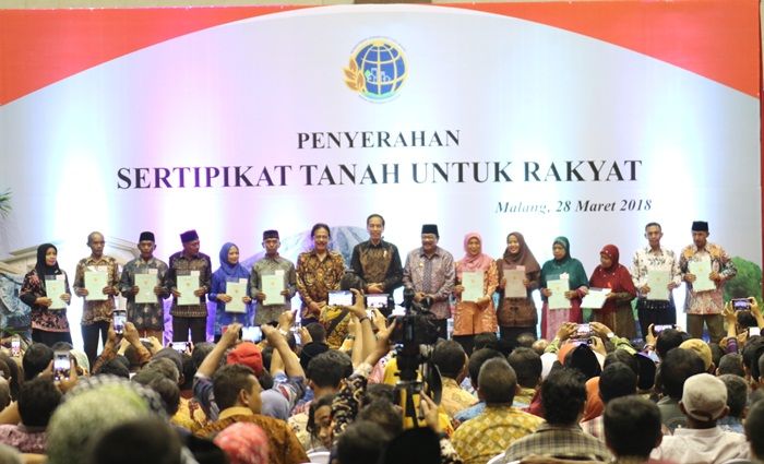 Pakde Karwo Dampingi Presiden Jokowi Bagikan 5.153 Sertifikat Tanah di Malang