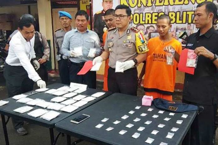 26 Ribu Butir Pil Koplo Diamankan dari Dua Pengedar di Kota Blitar 26 Ribu Butir Pil Koplo Diamankan dari Dua Pengedar di Kota Blitar