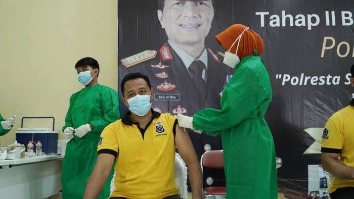 Polisi dan ASN Polresta Sidoarjo Jalani Vaksinasi Covid-19 Tahap II Polisi dan ASN Polresta Sidoarjo Jalani Vaksinasi Covid-19 Tahap II